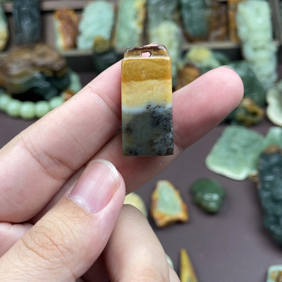 未镶嵌岫岩河磨玉（透闪石质玉）挂件