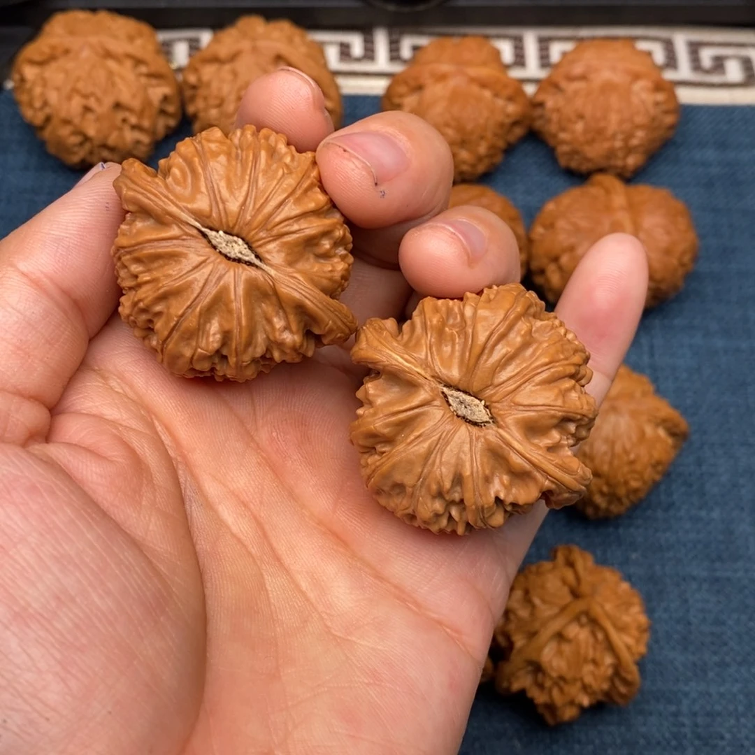 M***多文玩核桃把件40红皮球白