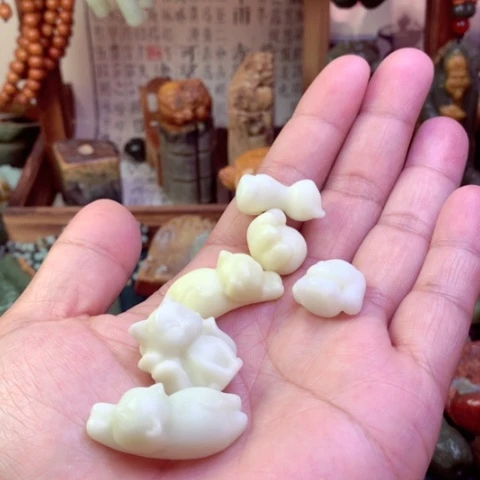 蛇纹石玉颈饰未镶嵌王*人