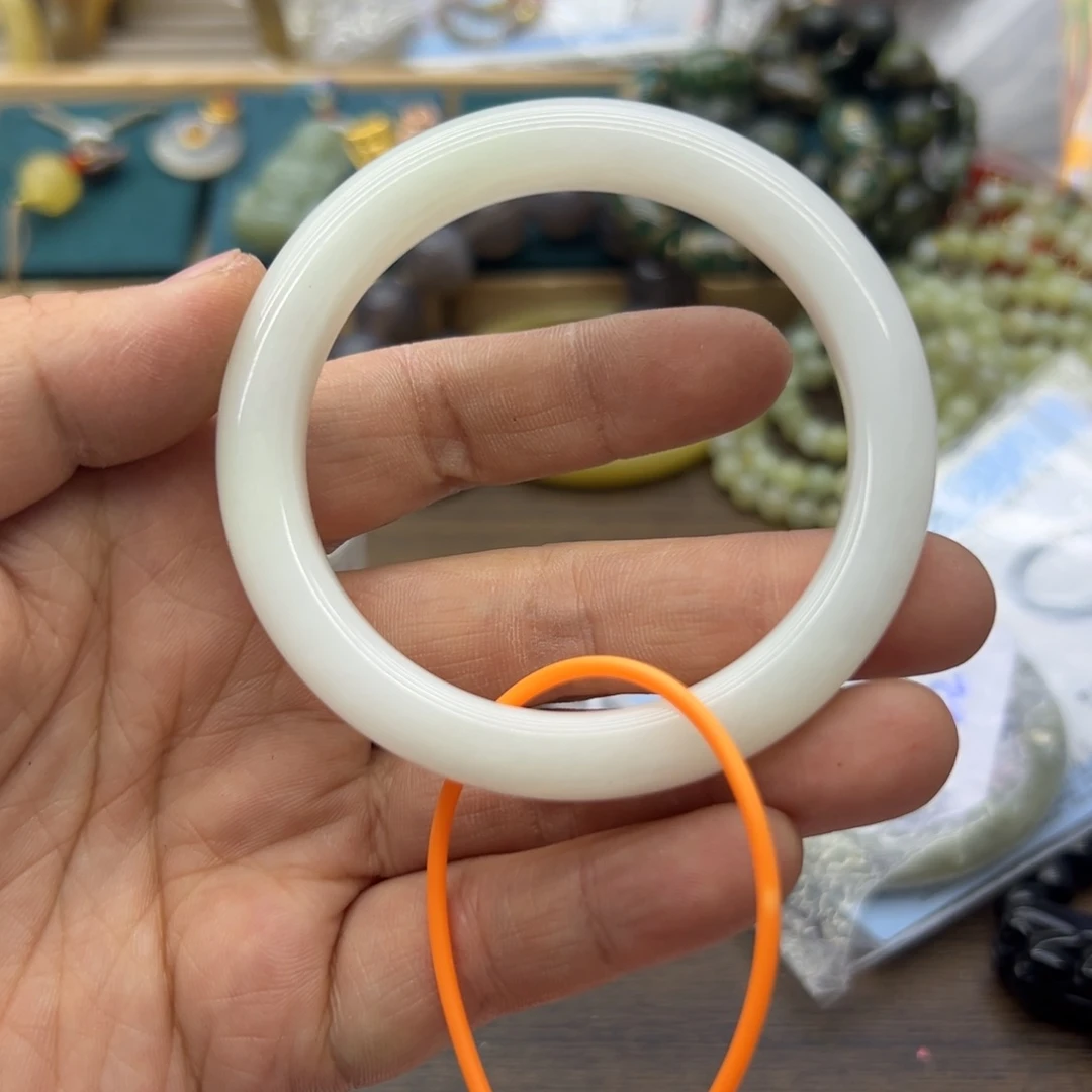 和田玉未镶嵌手镯56.2圈围1713瑕