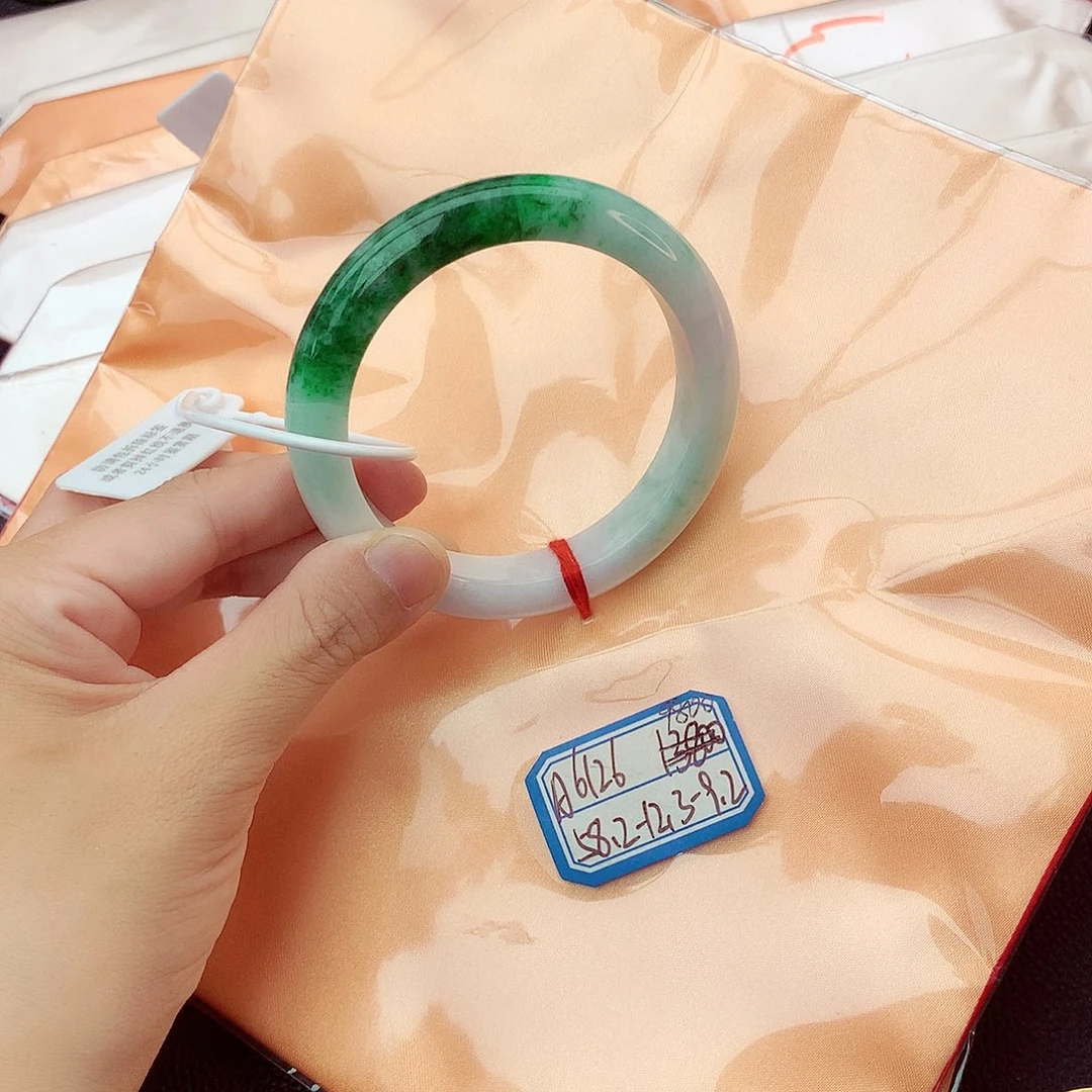 翡翠手镯未镶嵌翡翠