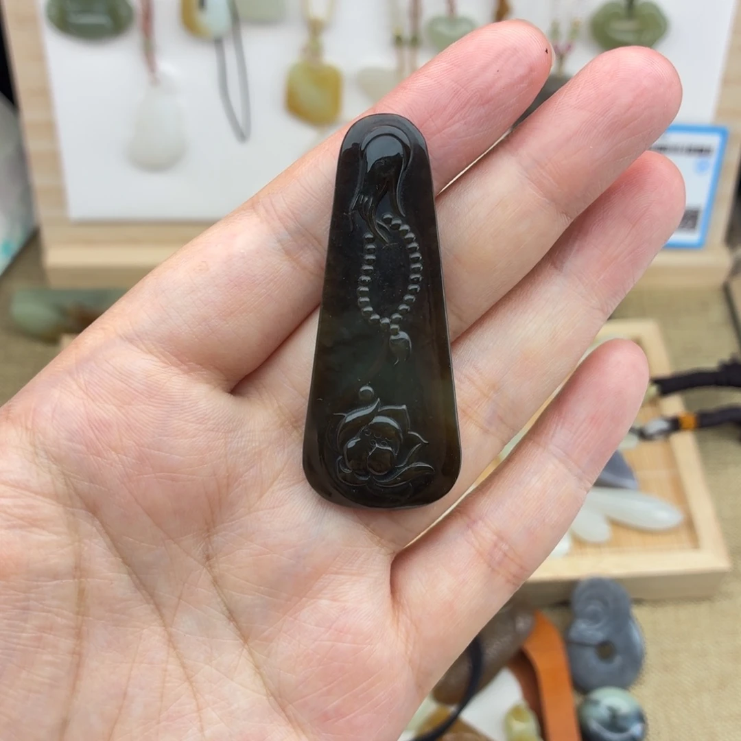 心***海和田玉未镶嵌颈饰