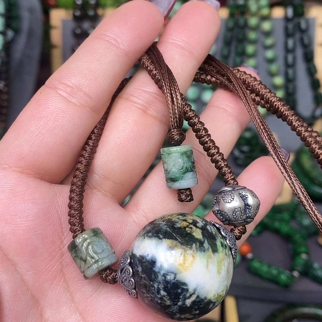 颈饰未镶嵌翡翠漂亮美眉