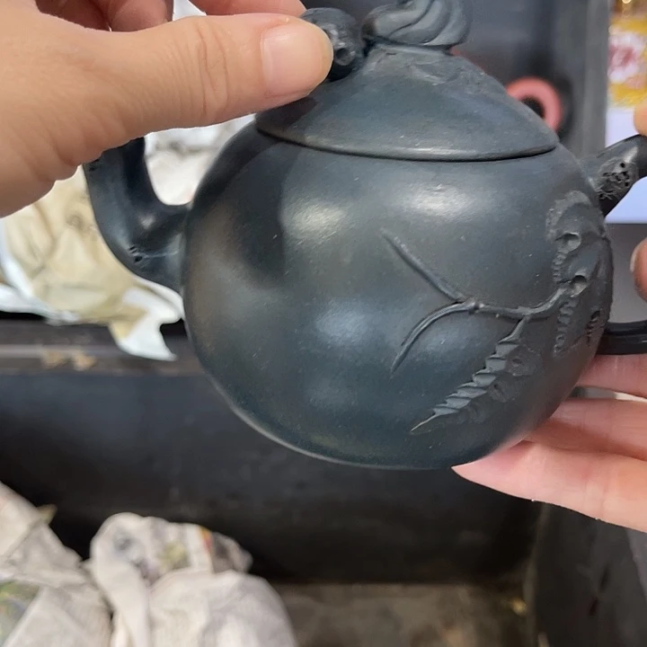 茶壶紫泥原矿泥料手工制作的一把紫砂壶。