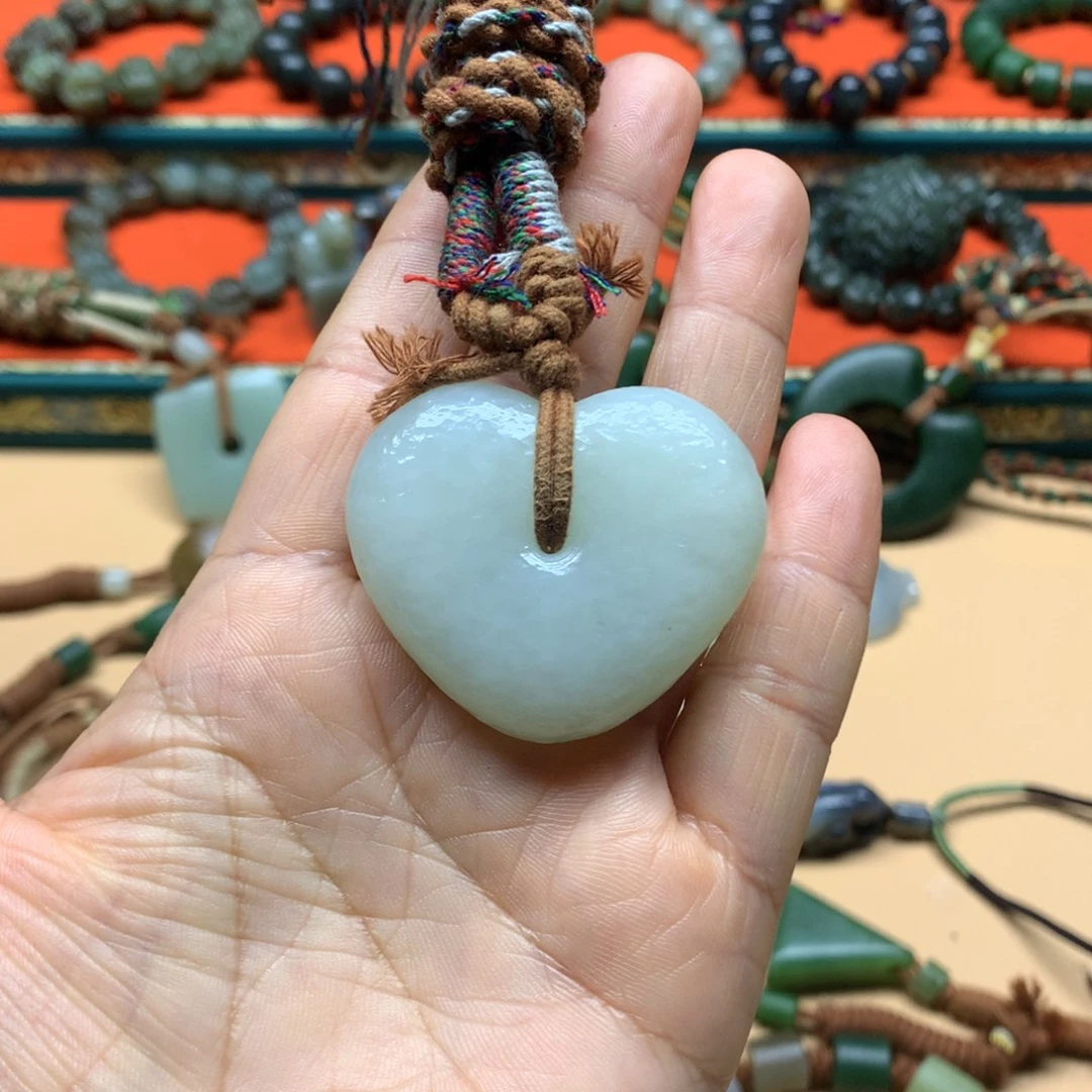 猫***荷和田玉未镶嵌颈饰