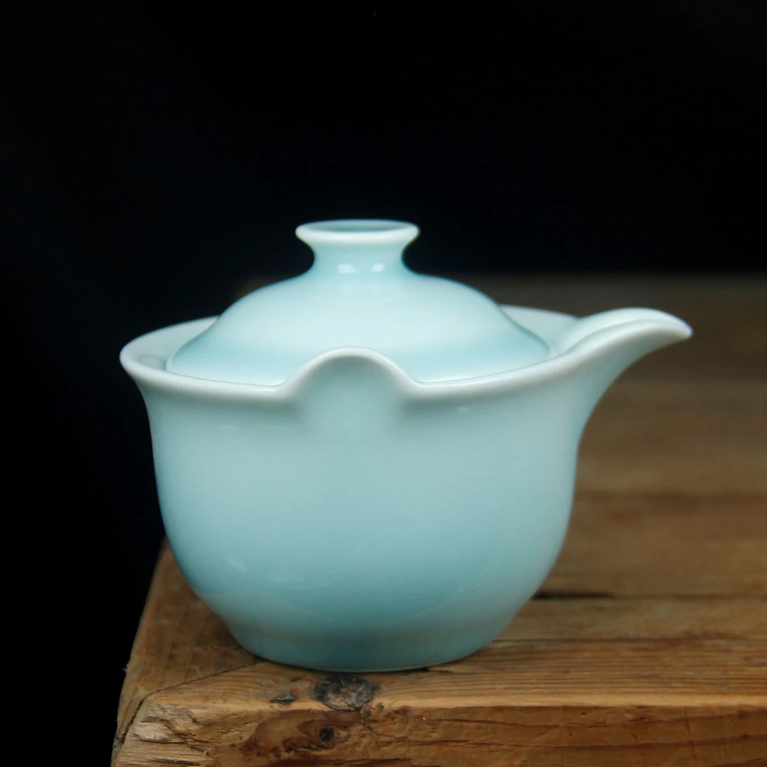 龙泉青瓷粉青手抓壶