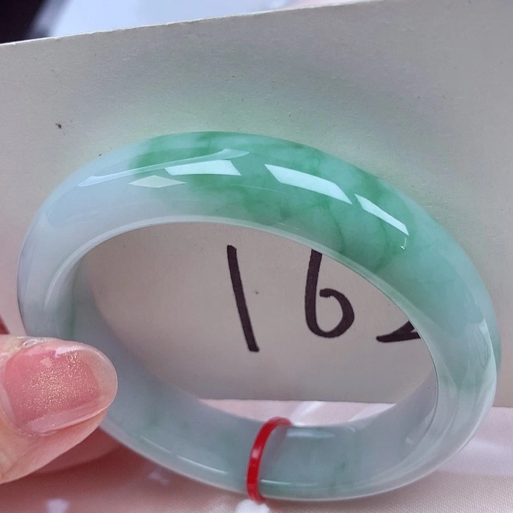 翡翠手镯未镶嵌翡翠