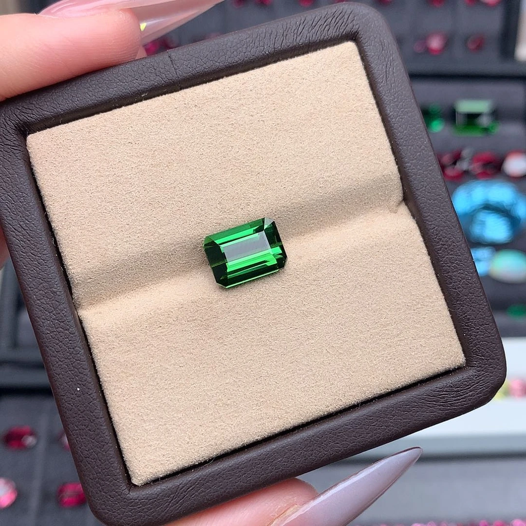 裸石未镶嵌碧玺3.66克拉电光绿