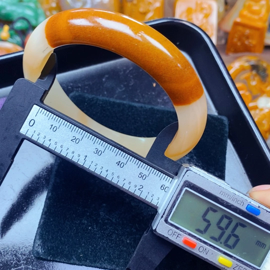 未镶嵌石英质玉（黄龙玉）颈饰