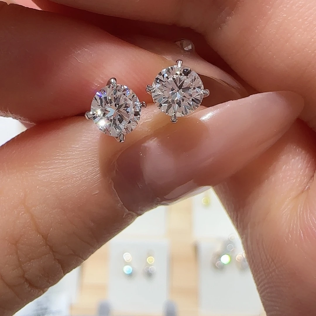 18K金镶嵌实验室培育钻石一克拉四爪耳钉