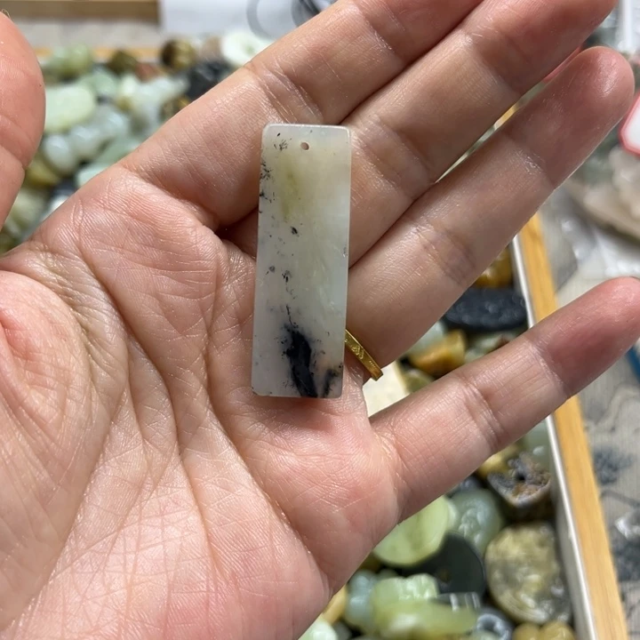 未镶嵌蛇纹石玉颈饰