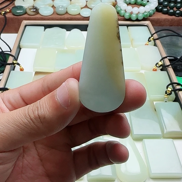 S***J颈饰未镶嵌和田玉