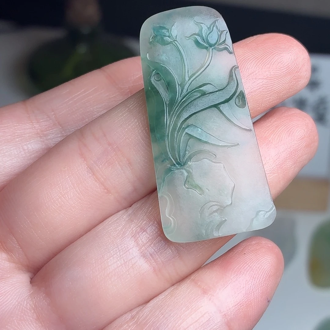 颈饰未镶嵌翡翠木那蓝花牌