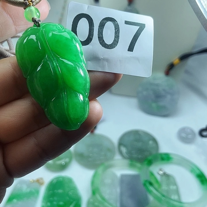 翡翠吊坠(赠链)未镶嵌