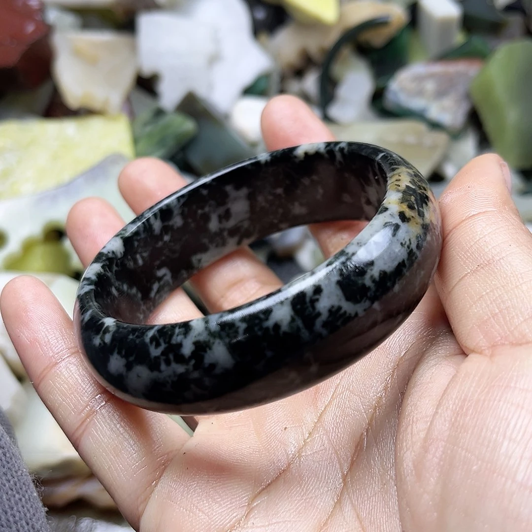 颈饰未镶嵌石英岩玉