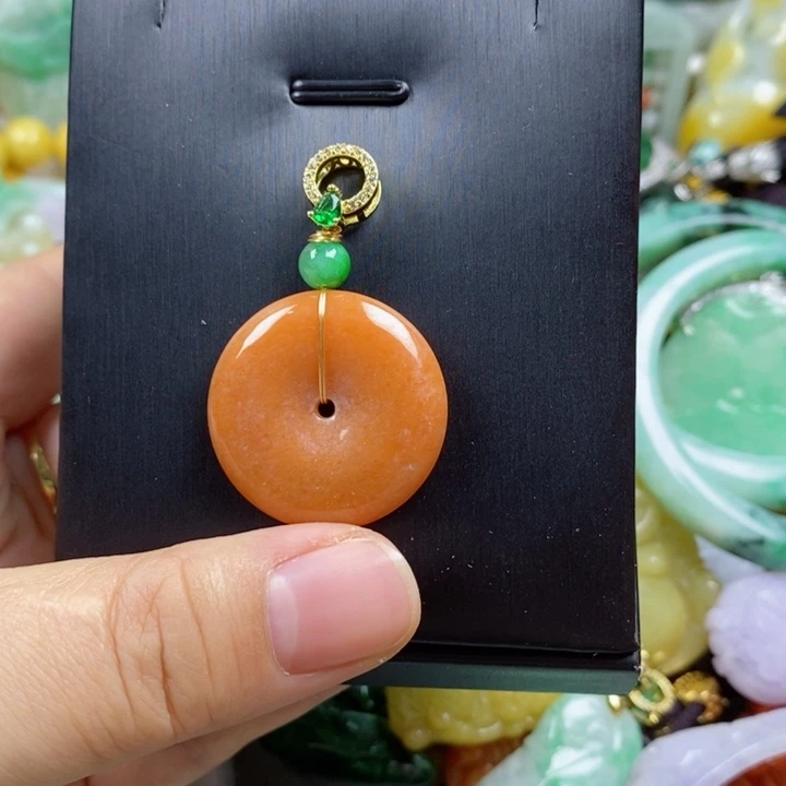 翡翠吊坠(赠链)未镶嵌