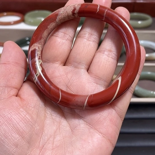 石英质玉手镯未镶嵌幸****?