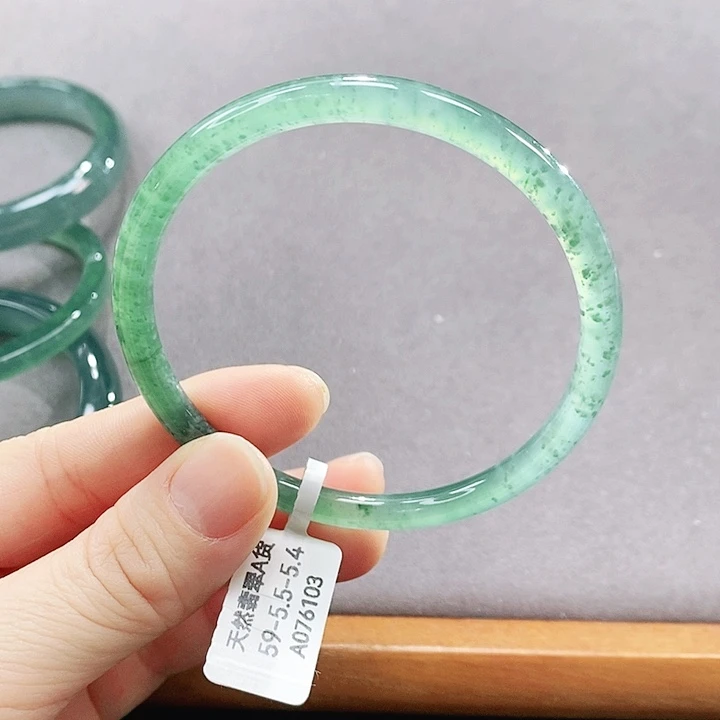 翡翠未镶嵌手镯（圆镯）