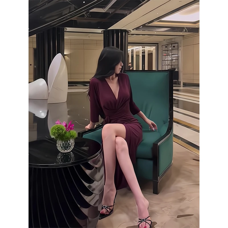 轻熟风褶皱绑带收腰修身v领连衣裙女秋冬季2025新款减龄开叉裙子