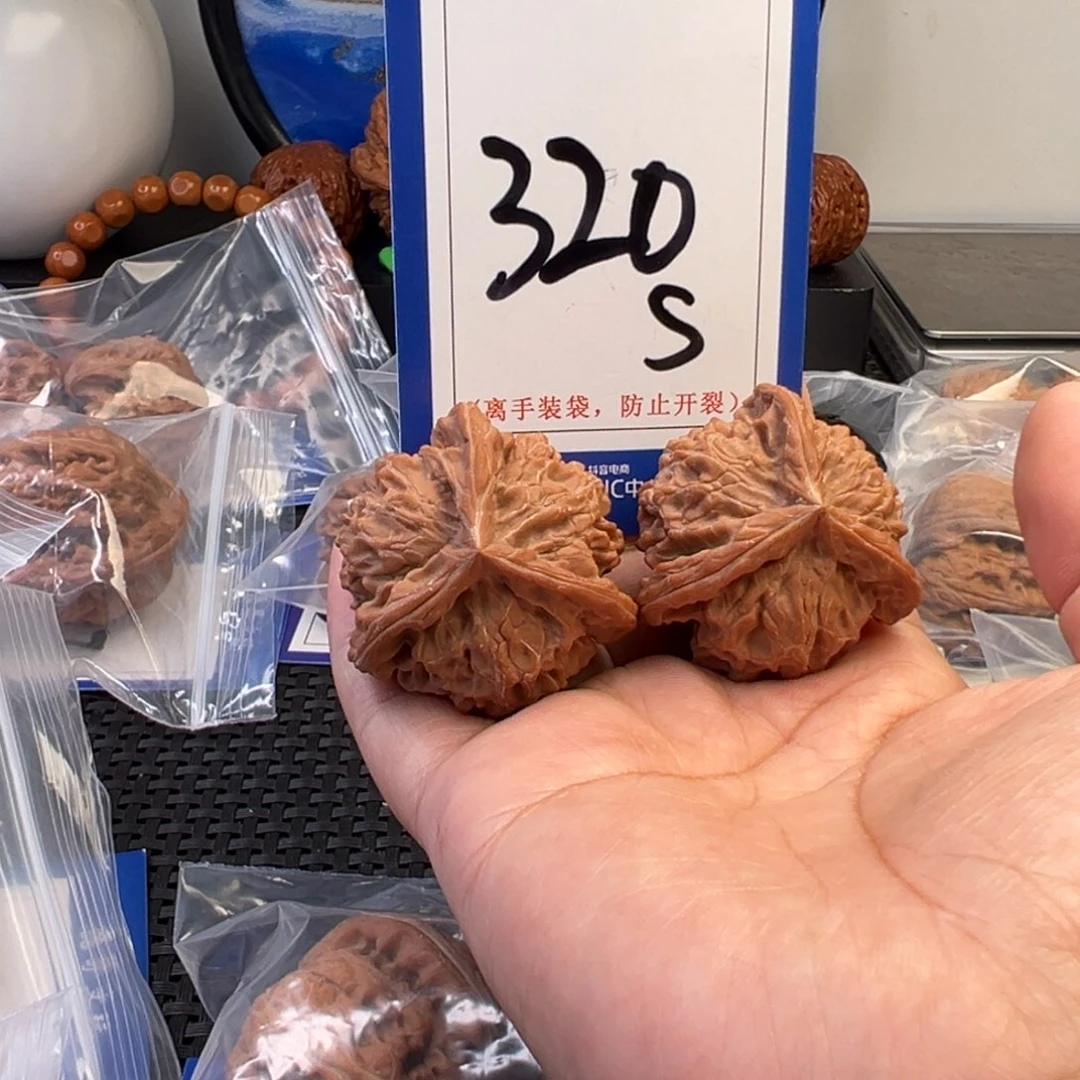 陈***野把件桃核320号盘山正奔38