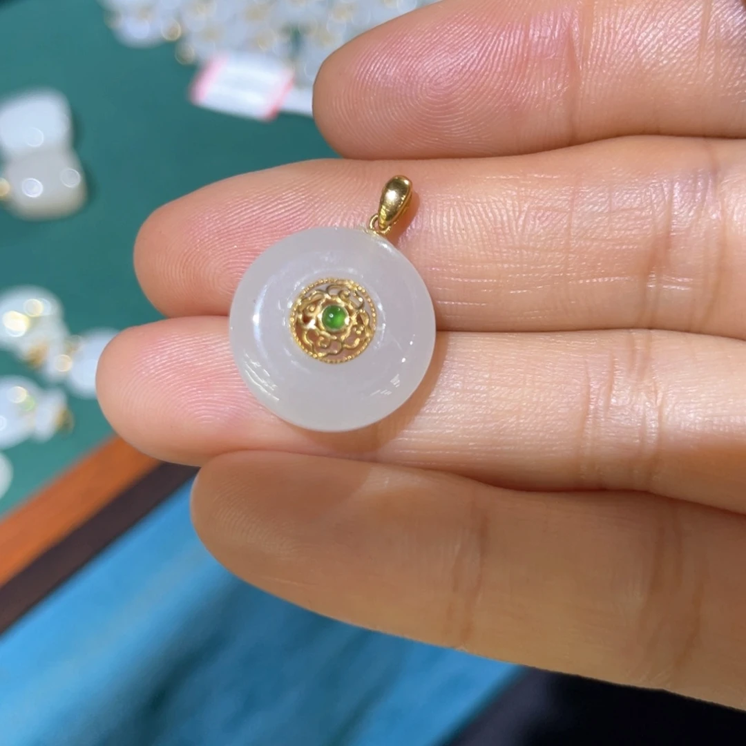 颈饰18K金镶嵌和田玉