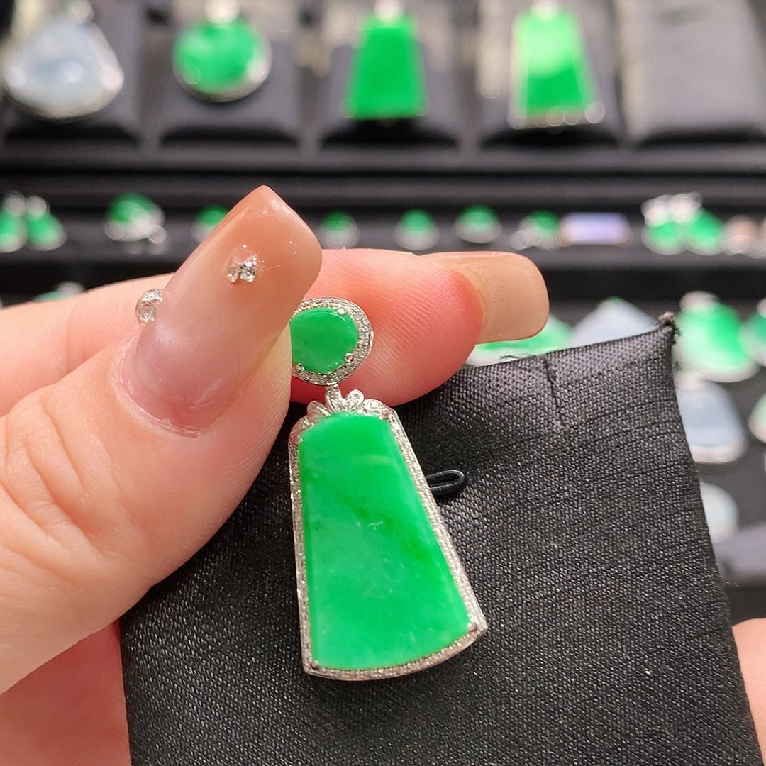 翡翠18K金镶嵌颈饰无事牌