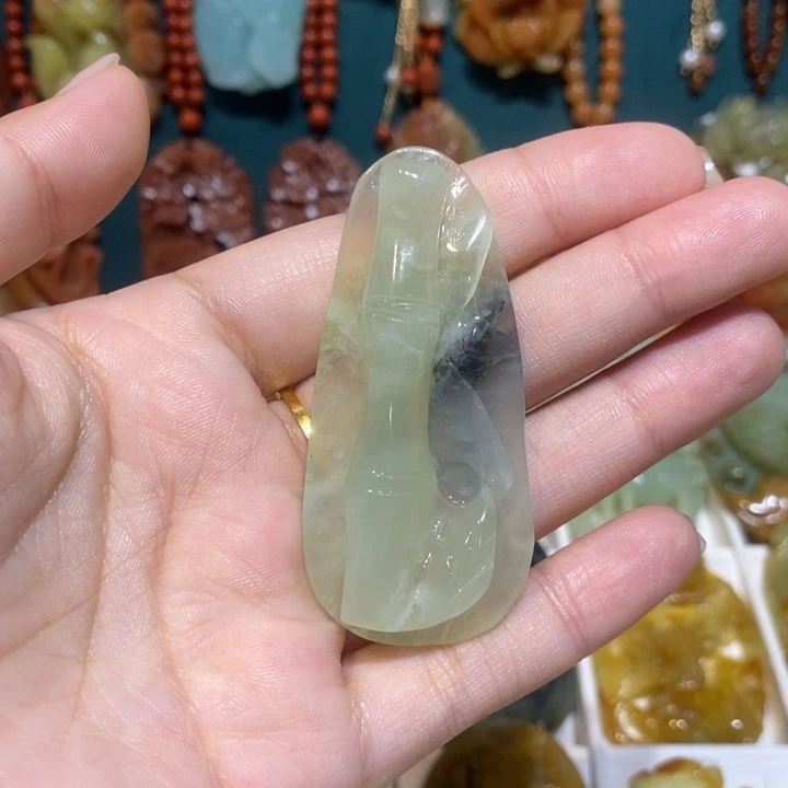 蛇纹石玉未镶嵌颈饰