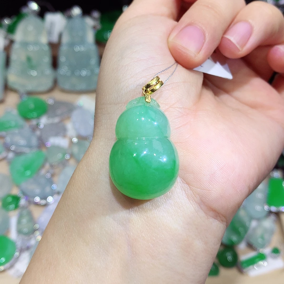 翡翠18K金镶嵌颈饰葫芦