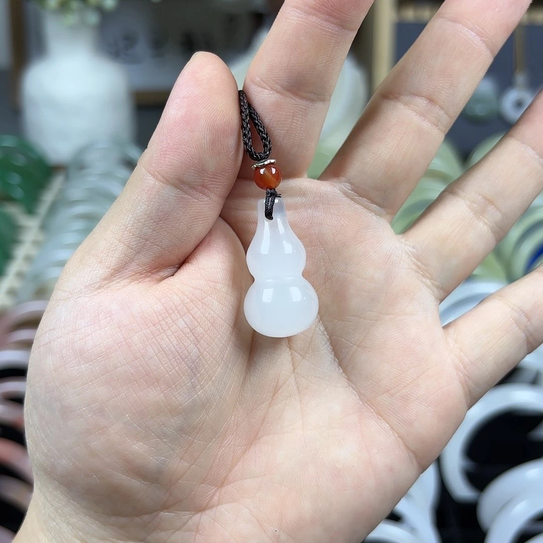 透闪石质玉吊坠(赠链)未镶嵌