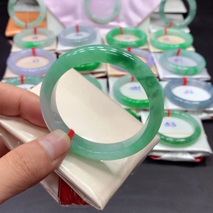 翡翠手镯未镶嵌翡翠手镯