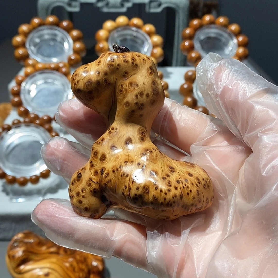 文***菡柏木（崖柏）瘤疤随型手把件