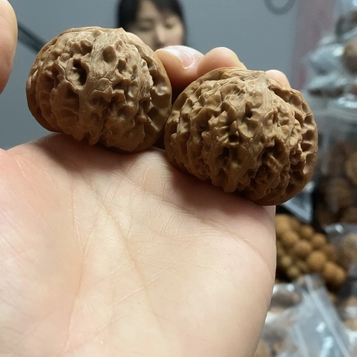 文玩核桃把件42.5宫灯红皮