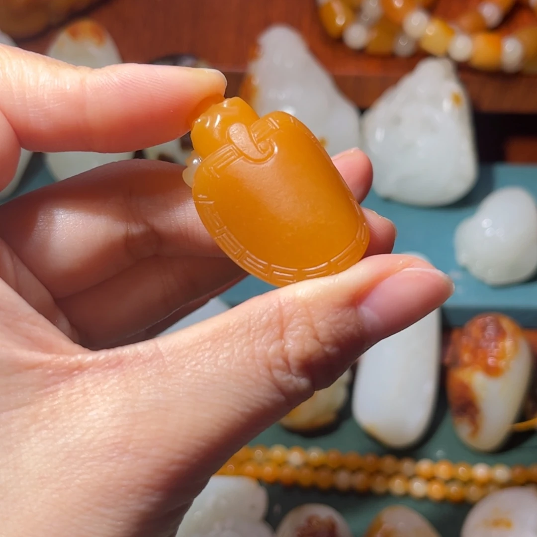 咚***咚和田玉未镶嵌颈饰