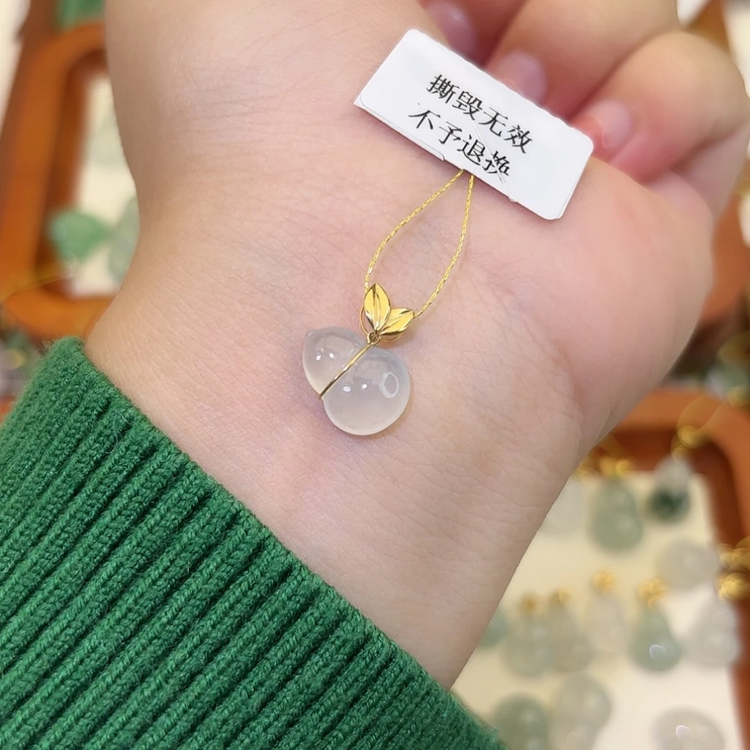 翡翠18K金镶嵌颈饰葫芦