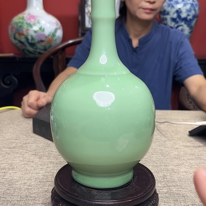 瓶豆青秞赏瓶一个