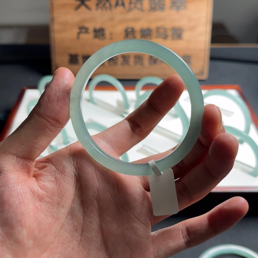 朏***朏未镶嵌手镯翡翠60.8浅绿色泥鳅背