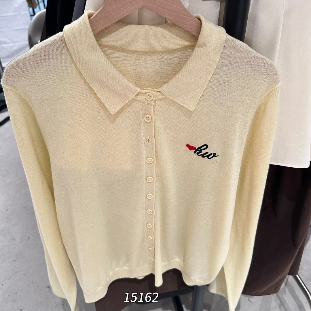 15162 CHUXUN（部分无水洗唛，介意慎拍)翻领爱心刺绣针织开衫