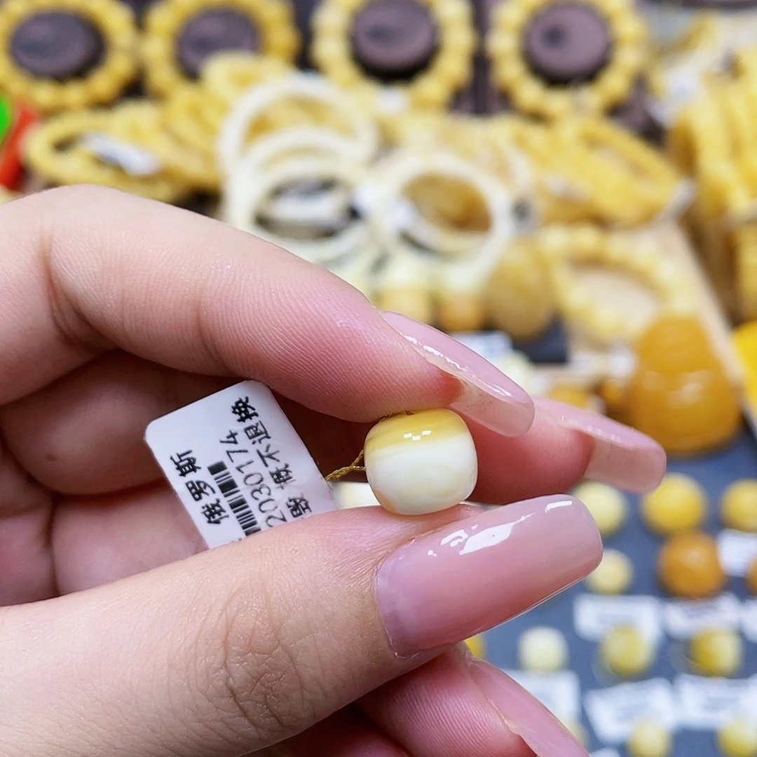 未镶嵌琥珀珠宝奇石老型尺寸10.7*9mm瑕疵.福利款金瓷白