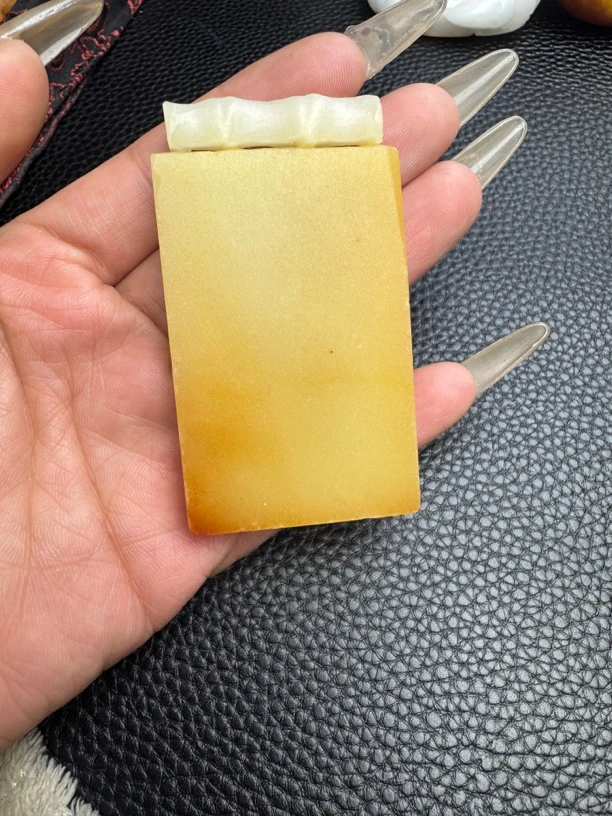 新疆和田玉满黄沁无事牌吊坠