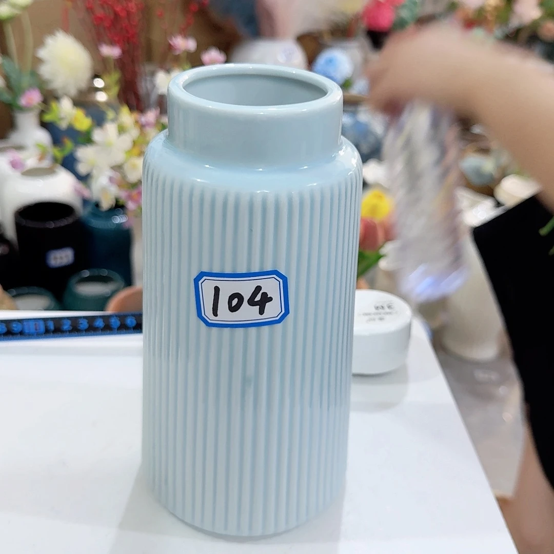 104号陶瓷高20厘米瑕疵一个