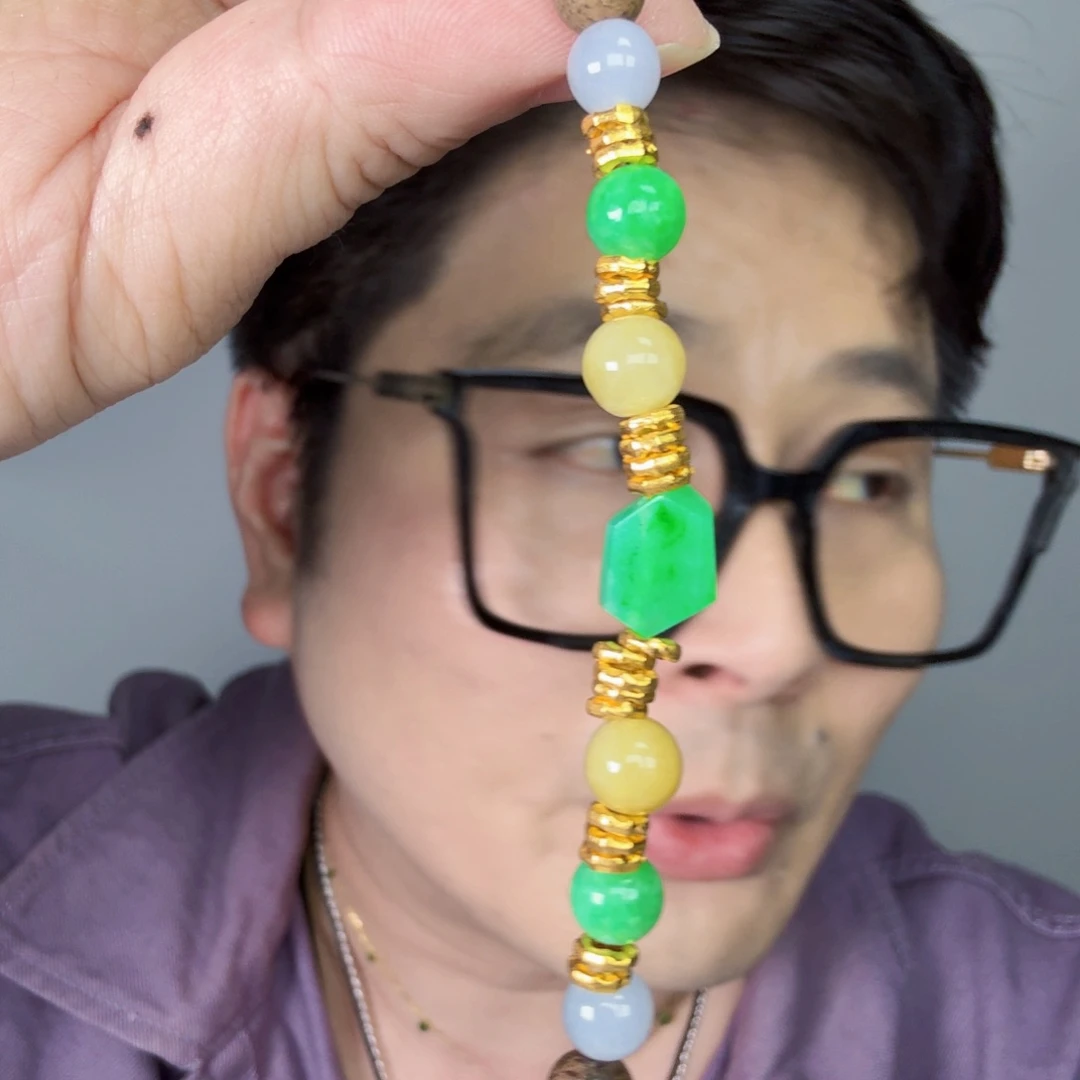 距***离翡翠18K金镶嵌颈饰一件