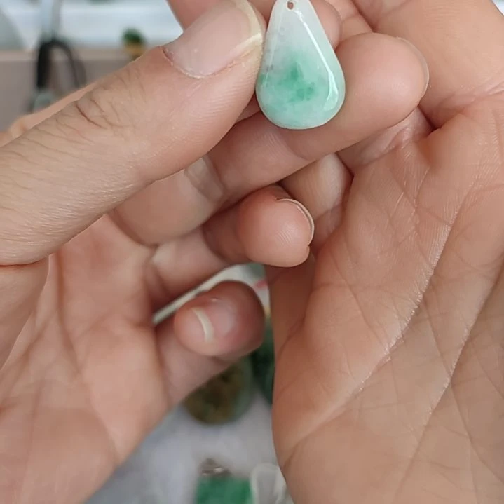 翡翠颈饰未镶嵌天然翡翠小水滴吊坠