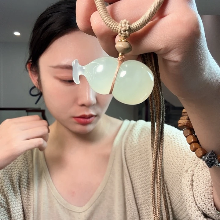 秋***满未镶嵌蛇纹石玉颈饰