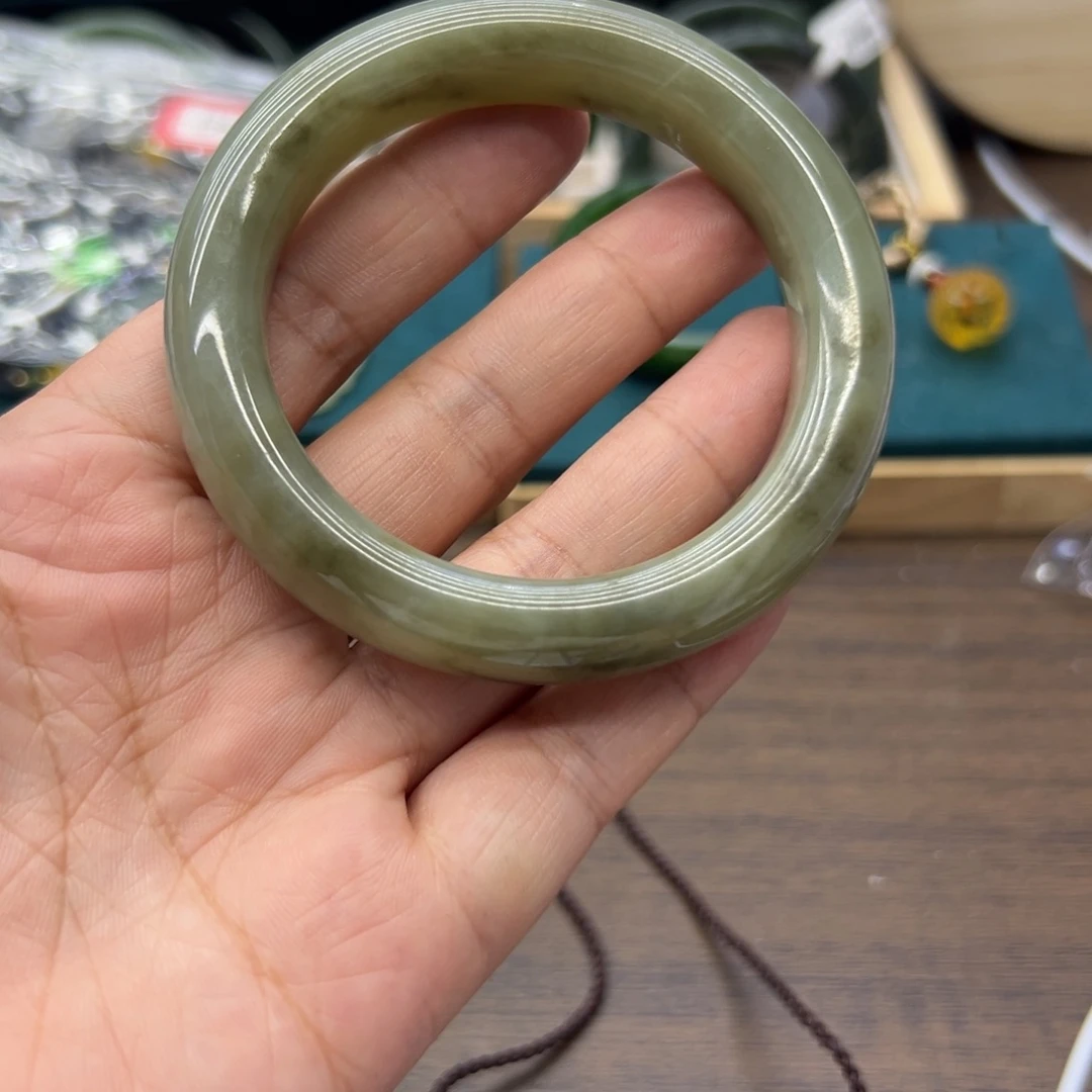 和田玉未镶嵌手镯56.9圈围884瑕