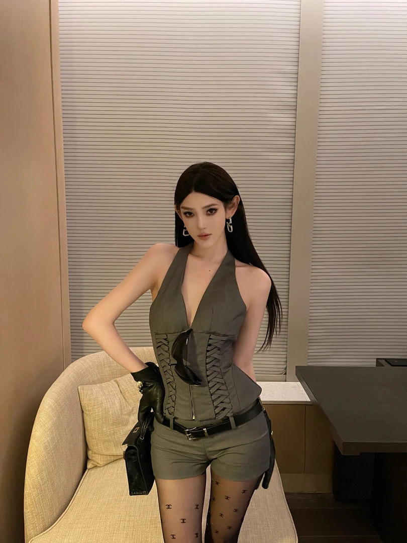 ChiclyNana 高级小众不撞款套装女挂脖深V背心马甲短裤时尚两件套