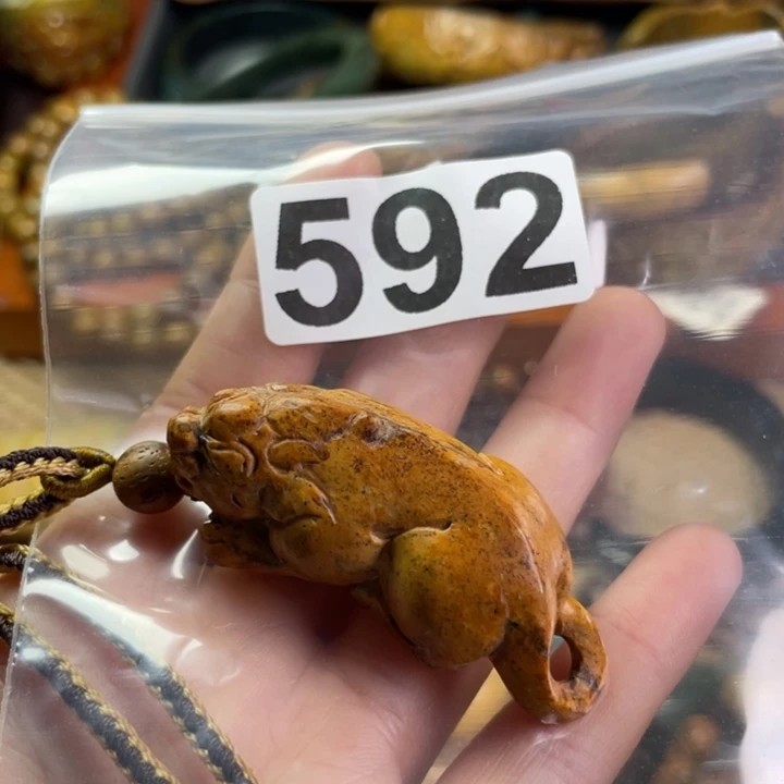董***会颈饰未镶嵌岫岩河磨玉（透闪石质玉）