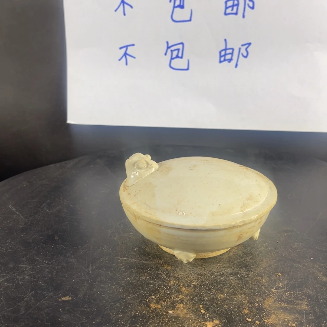 罐漂亮的小瓷器和
