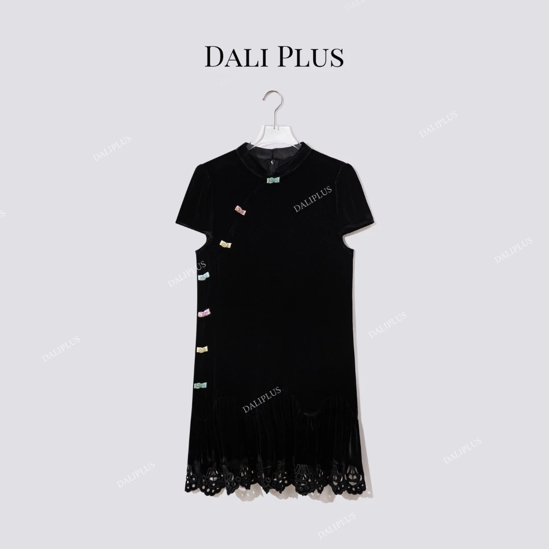 DALI PLUS“彩色盘扣高黑真丝丝绒”镂空剪花下摆连衣裙-D5LT2156