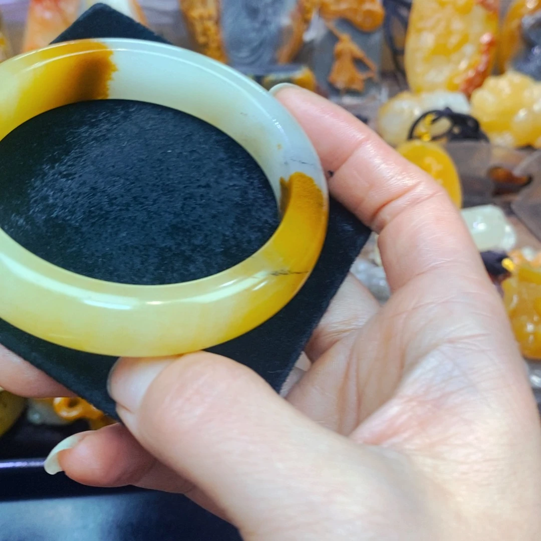 未镶嵌石英质玉（黄龙玉）颈饰