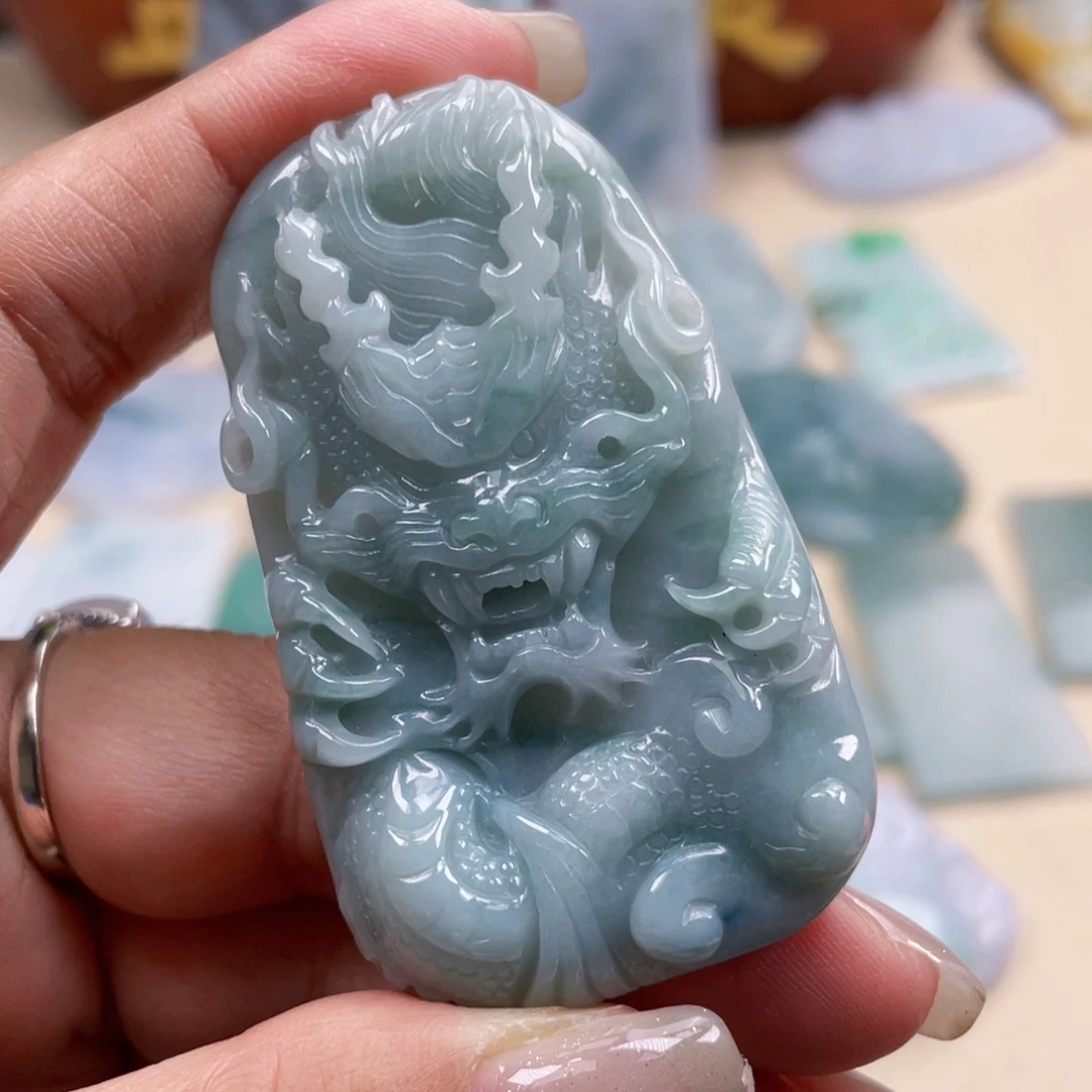 翡翠未镶嵌颈饰龙牌